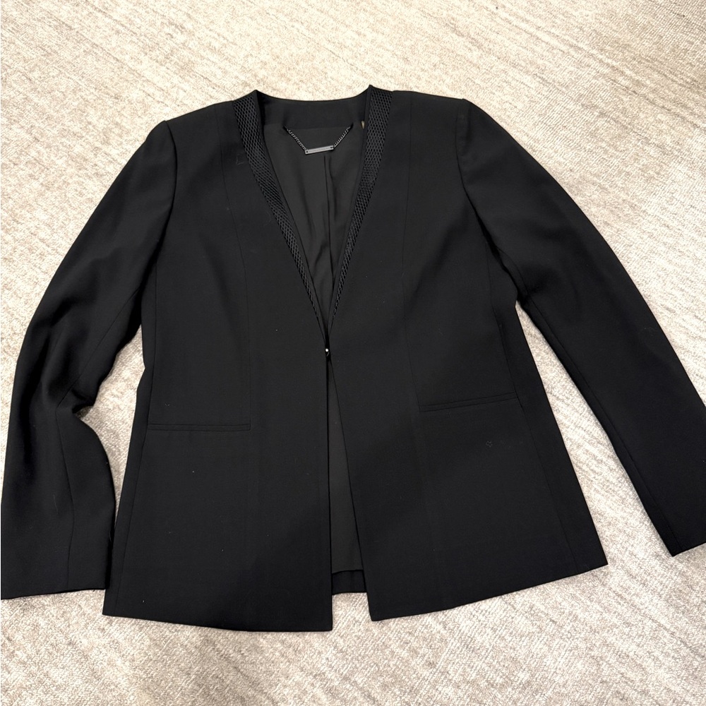 Elie Tahari Black Blazer Modern Suit Jacket. Hook closure size 4. VGC